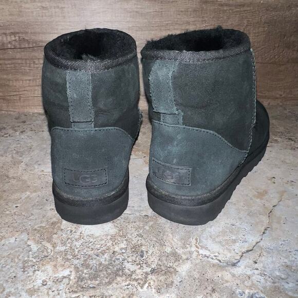 UGG Women's Classic Mini II Boots Size 9 Black 1016222 Sheepskin Ankle Slip On - Picture 2 of 9